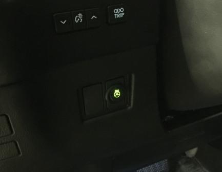 Кнопка подогрева руля Lexus NX200 установлена в заглушку